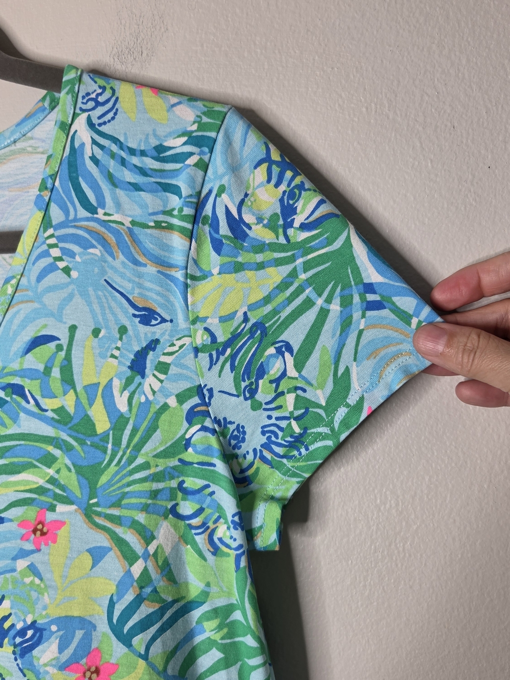 Lilly Pulitzer Etta Short Sleeve V-neck Tshirt Tropical Blue & Green Print - Picture 4 of 8